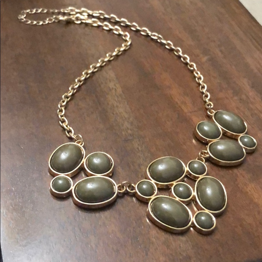 Classic necklace piece